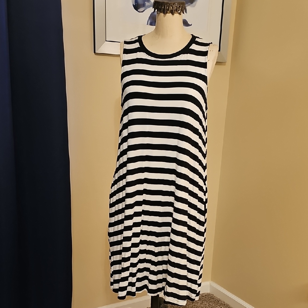 Time and Tru Sleeveless Black and White Knit Midi Dress